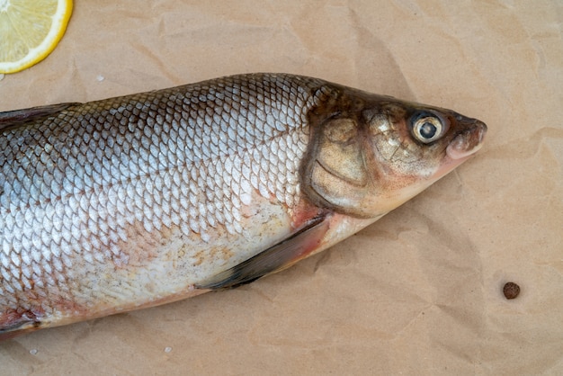 Pesce affumicato su marrone