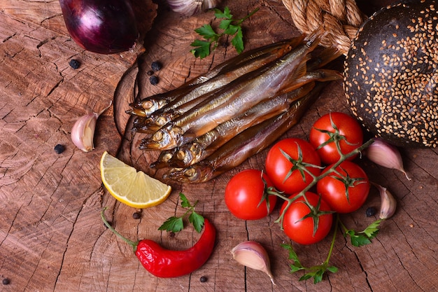 Pesce affumicato su un tavolo di legno