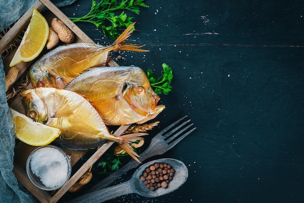 Pesce affumicato Vomer Frutti di mare Su uno sfondo di legno Vista dall'alto Spazio libero per il testo