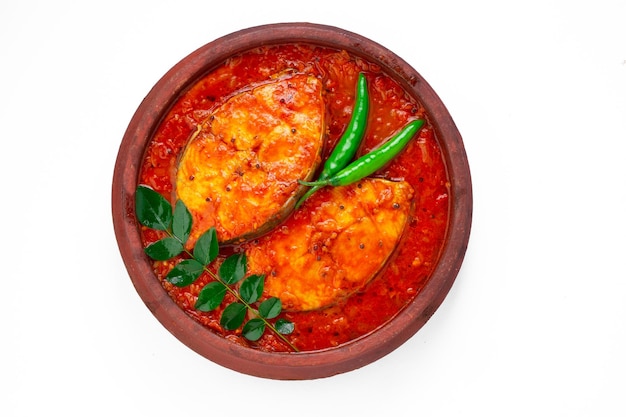 Pesce al curry di pesce Pesce al curry indiano tradizionale Speciale del Kerala disposto in una ciotola bianca