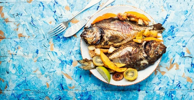 Pesce al forno con ananas, mango e kiwi