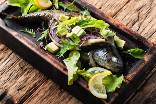 Pesce al forno con avocado