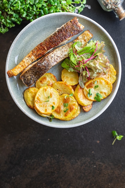 Pesce al forno e patata fritta fetta guarnire pesce dieta omega pasto