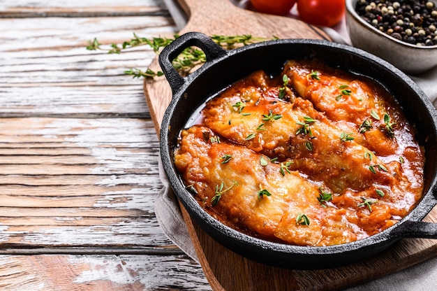 Pesce al forno in padella con salsa di pomodoro