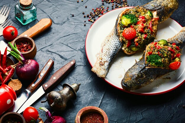 Pesce al forno ripieno di broccoli,quinoa e pomodoro