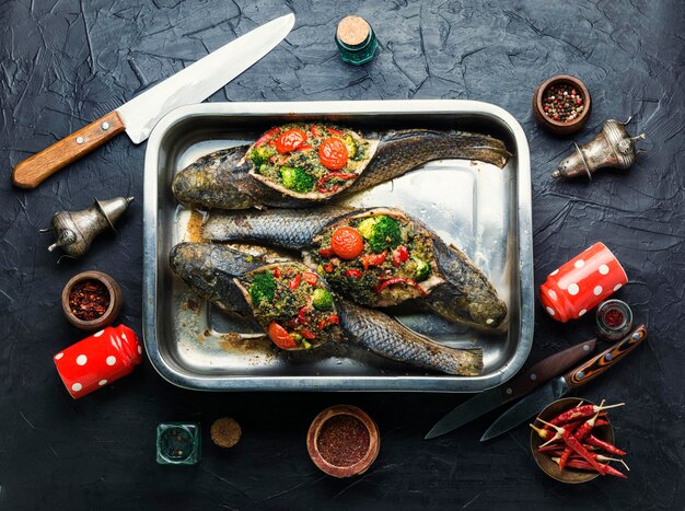 Pesce al forno ripieno di verdure