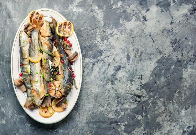 Pesce al forno su un vassoio