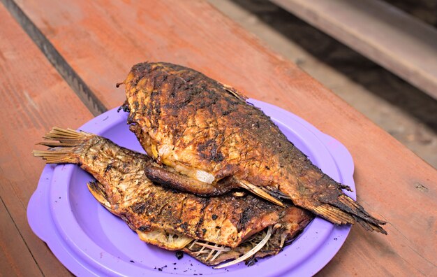 Pesce al forno sul piatto