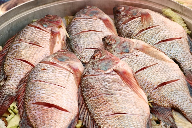 Pesce al vapore al cibo di strada