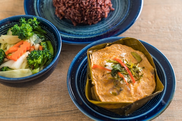 pesce al vapore con pasta di curry e riso a bacca