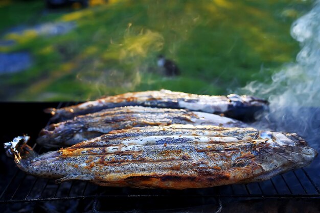 Pesce alla griglia per strada