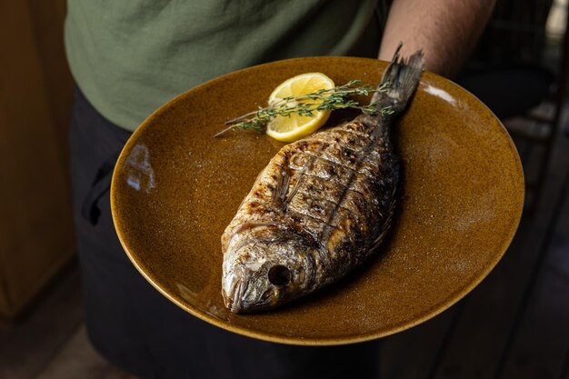 pesce alla griglia su un piatto in un ristorante