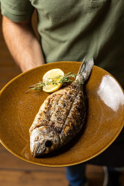 pesce alla griglia su un piatto in un ristorante