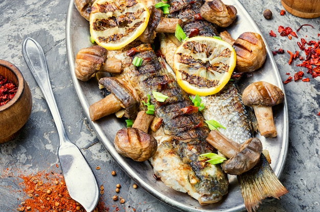 Pesce alla griglia su un vassoio