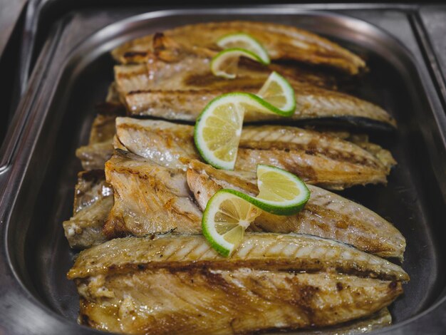 Pesce appena cucinato alla griglia