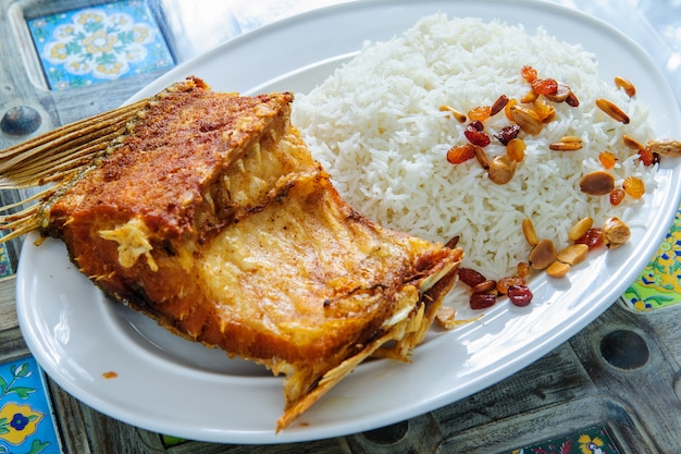 Pesce arrosto e peperoncino mescolati con riso cotto