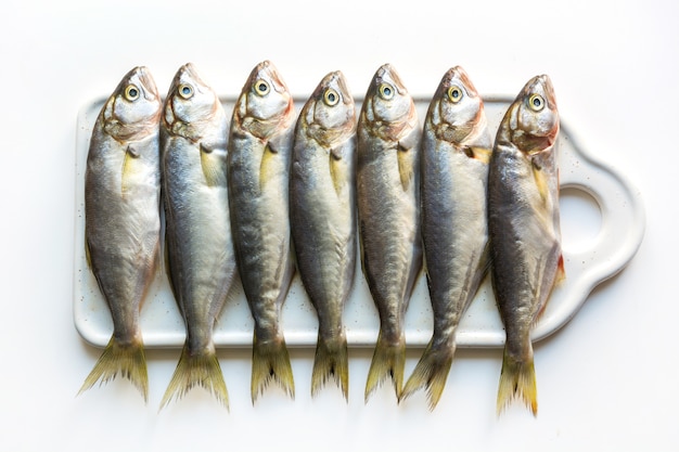 Pesce azzurro fresco del Mar Nero su bianco,