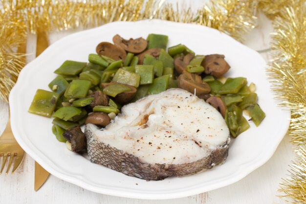 Pesce bollito con fagiolini e funghi