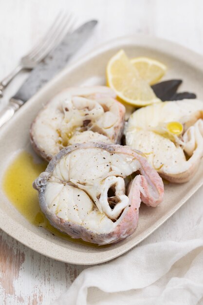 Pesce bollito con limone e olio d'oliva