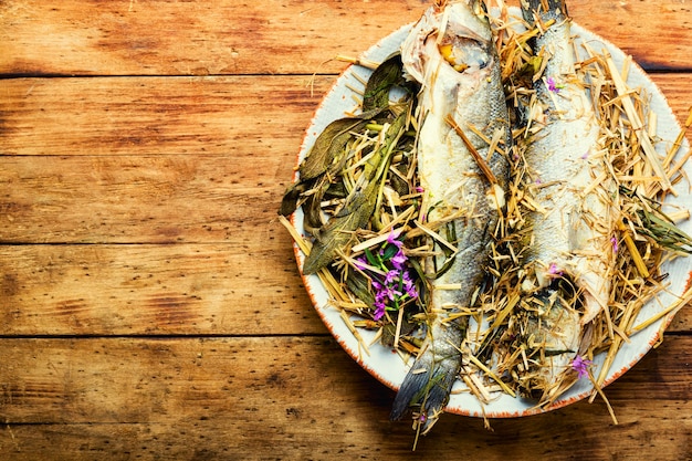 Pesce branzino al forno con erbe, spazio per il testo