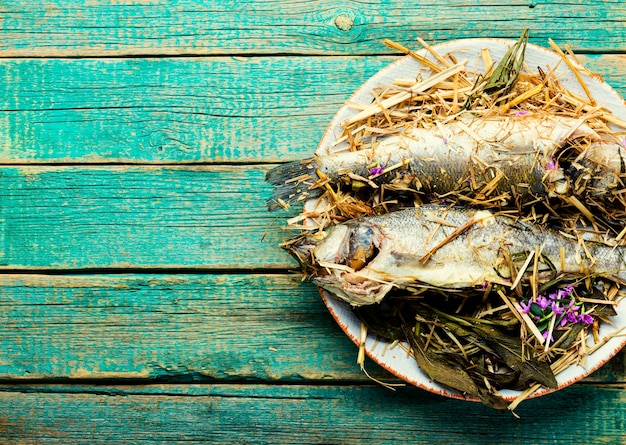 Pesce branzino al forno con erbe, spazio per il testo