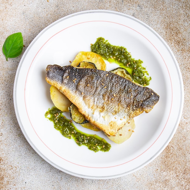 pesce branzino fritto, verdura e frutti di mare cibo spuntino sul tavolo copia spazio cibo