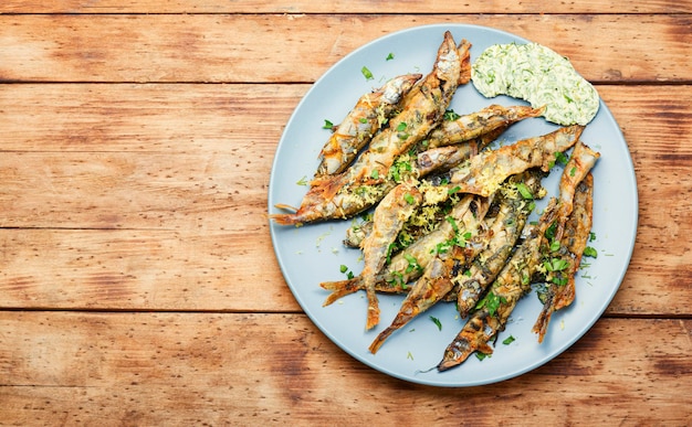 Pesce capelin arrosto con erbe e scorza di limone.Copia spazio