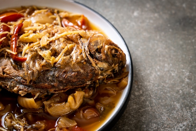 Pesce carpa bollita con lattuga sott'aceto