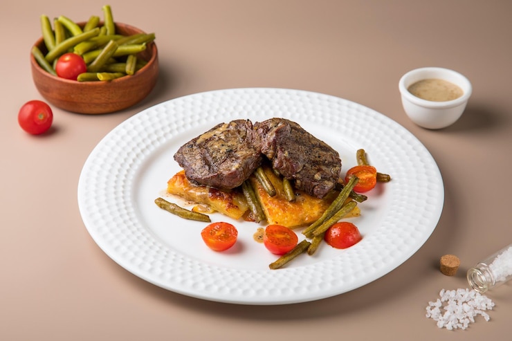 Foto pesce come cibo e piatto bianco con pesce fritto con patate un piatto bianco viene preparato come cibo