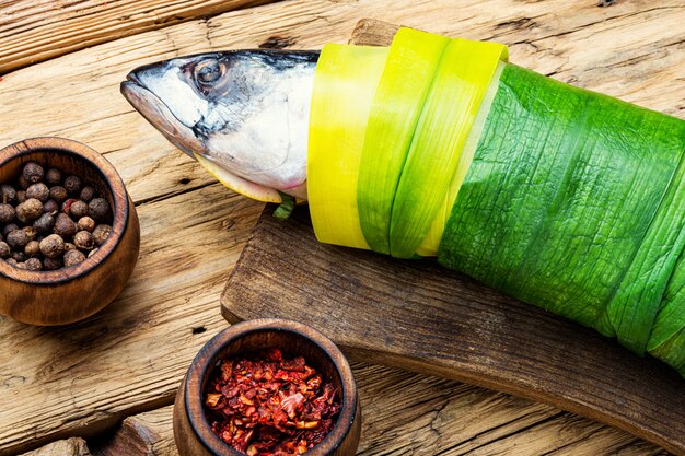 Pesce crudo con ripieno di frutti di bosco