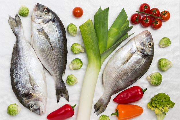 Pesce crudo con verdure colorate.