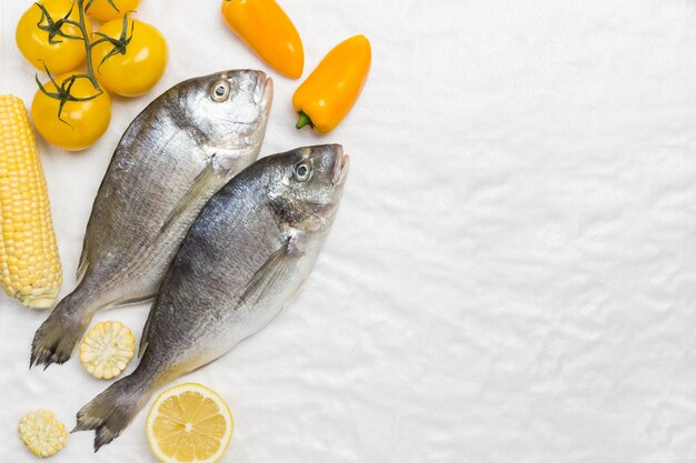 Pesce crudo con verdure gialle.