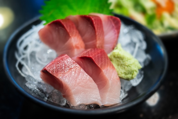 Pesce crudo crudo o sashimi di Hamachi.