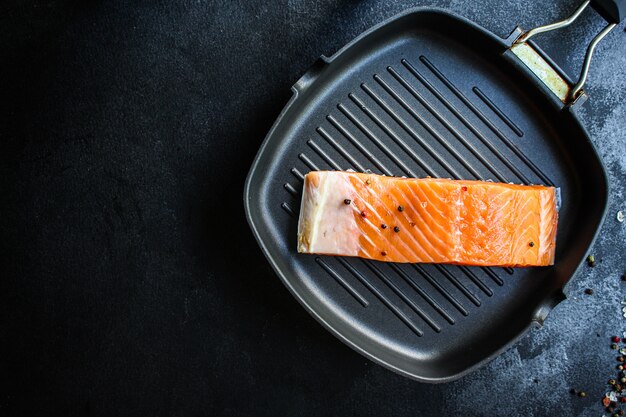 pesce crudo di salmone in una pentola grigliata