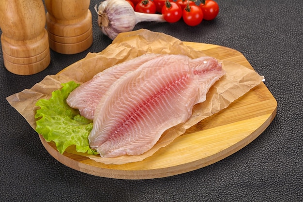 Pesce crudo di tilapia