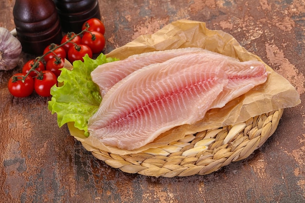 Pesce crudo di tilapia