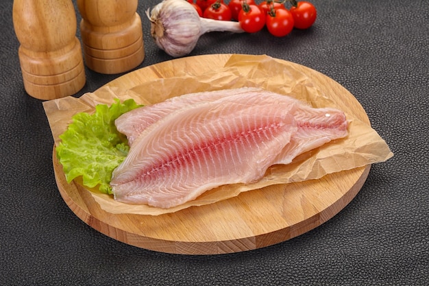 Pesce crudo di tilapia