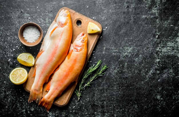 Pesce crudo di trota con rosmarino limone affettato e sale