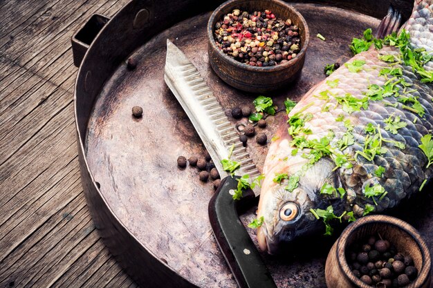 Pesce crudo e ingredienti alimentari