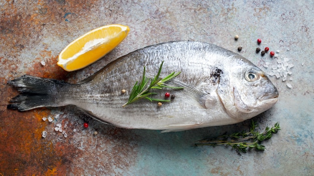 Pesce crudo fresco di Dorado con spezie.