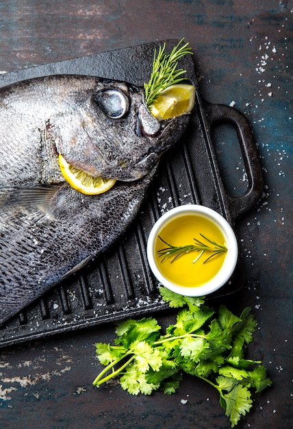 pesce crudo fresco reineta con erbe e limone