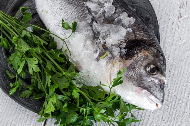 Pesce crudo fresco sul bordo di legno. Sfondo. Da sopra