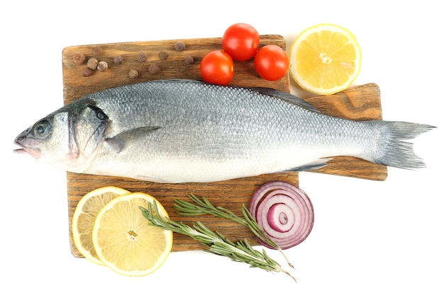 Pesce crudo fresco sul tagliere e ingredienti alimentari isolati su bianco