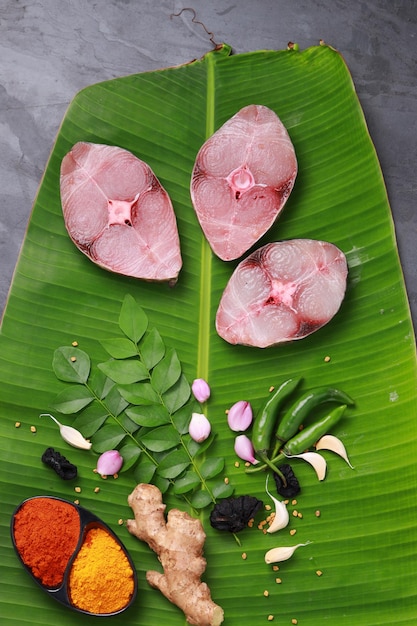 Pesce crudo o bistecche di pesce veggente Ayakura disposte su una foglia di banana verde fresca