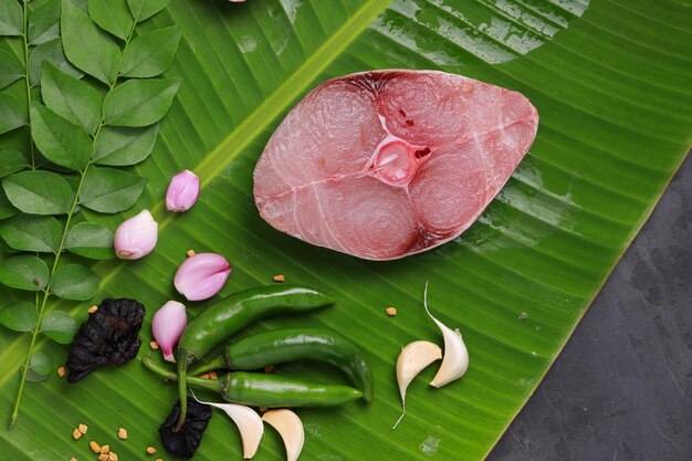 Pesce crudo o bistecche di pesce veggente Ayakura disposte su una foglia di banana verde fresca