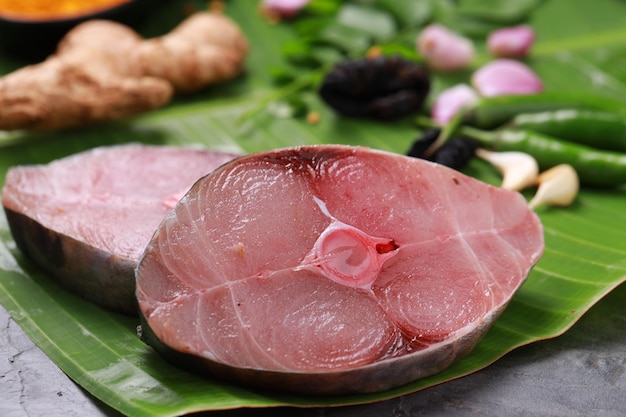 Pesce crudo o bistecche di pesce veggente Ayakura disposte su una foglia di banana verde fresca