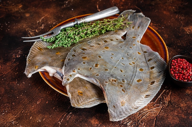 Pesce crudo passera pianuzza su tavola di marmo con timo