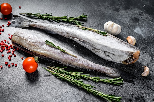 Pesce crudo Pollock con rosmarino e pepe rosa. Frutti di mare biologici Spazio nero. Vista dall'alto