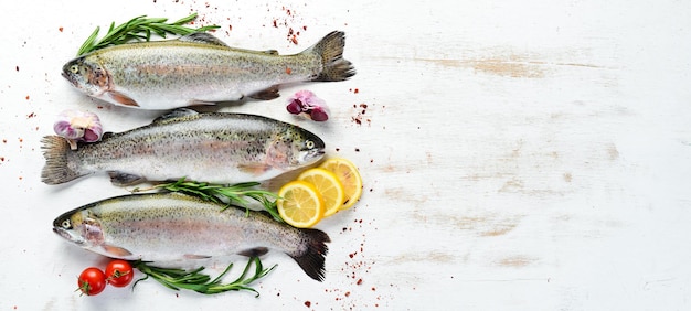 Pesce crudo su fondo di legno bianco Pesce trota Vista dall'alto Spazio libero per il testo