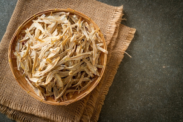 pesce da forno croccante essiccato